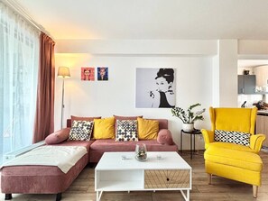 Smart TV, books, stereo - Opera Sunrise 2 rooms Balcony Top Floor Center (Timișoara)