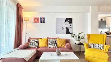 Smart TV, libros, estéreo