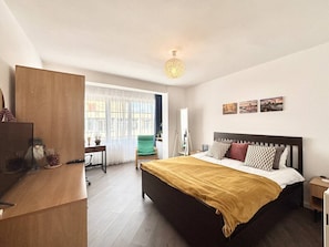 1 habitación, caja de seguridad en la habitación y escritorio 