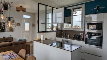 Een koelkast, een microgolfoven, een oven, een vaatwasser