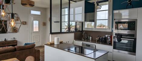 Jääkaappi, mikroaaltouuni, uuni, astianpesukone