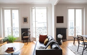 Living area - Beautiful Sunny Flat in the Center of Paris ! Near Public Metro Transport hub (Paris)
