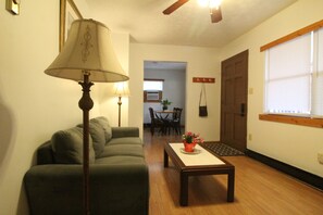 Smart TV - Miraflor Guest House, family and pet friendly (Sylva)