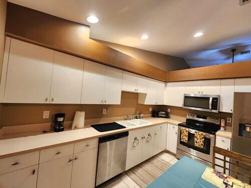 Charming duplex in quiet SW Florida, near The Beach, shops, dining, and more!