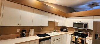 Charming duplex in quiet SW Florida, near The Beach, shops, dining, and more!