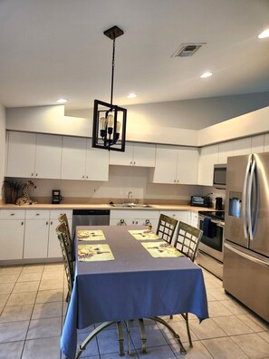 Køleskab, mikrobølgeovn, ovn, kogeplade