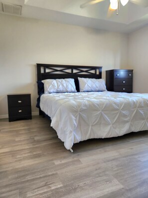 2 عدّة غرف نوم ومكواة/لوح كي وواي فاي مجانًا وملاءات أسرّة