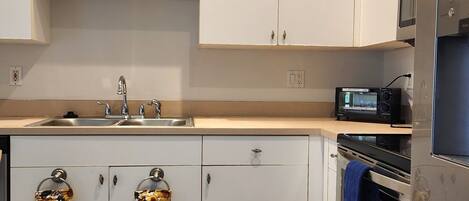 ثلاجة، ميكروويف، فرن، موقد طهي مسطح