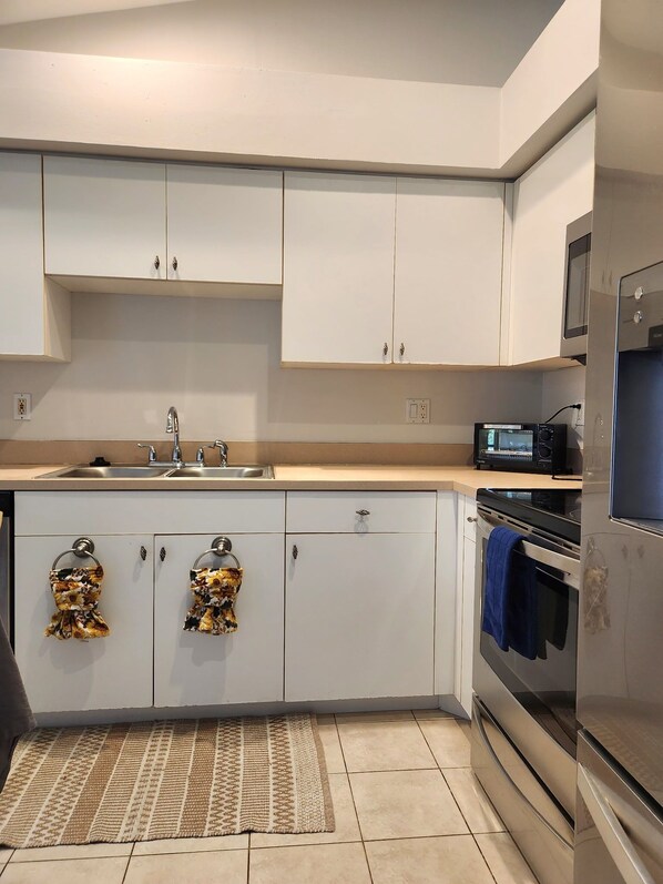 Køleskab, mikrobølgeovn, ovn, kogeplade