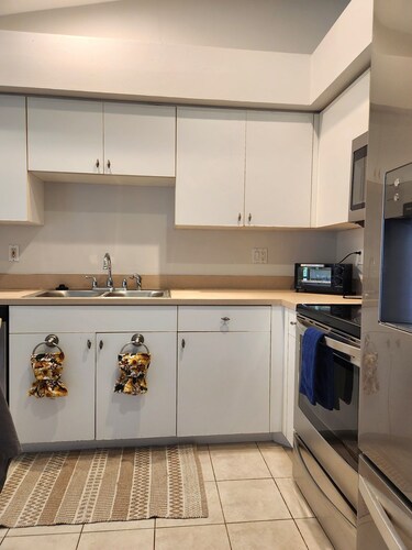 Charming duplex in quiet SW Florida, near The Beach, shops, dining, and more!