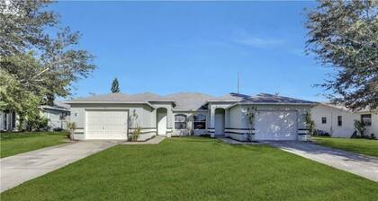 Charming duplex in quiet SW Florida, near The Beach, shops, dining, and more!