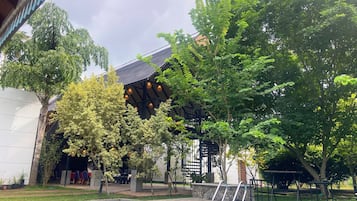 2 outdoor pools, free pool cabanas, pool loungers