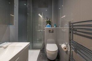 Hiustenkuivaaja, pyyhkeet, saippua, vessapaperi