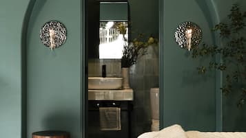 Comfort Double Room, 1 Katil Ratu (Queen), Private Bathroom, Ground Floor | Bilik Mandi | Pancuran mandi, pengering rambut, tuala disediakan, sabun