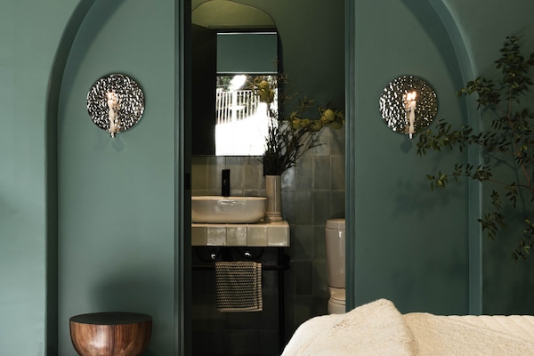 Ducha, secador de pelo, toallas, jabón