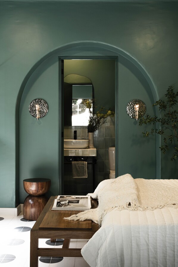 Comfort Double Room, 1 Queen Bed, Private Bathroom, Ground Floor | Bathroom | Shower, hair dryer, towels, soap