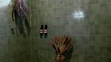 Habitación Confort, 1 cama Queen size, baño privado, vista a la ciudad | Decoración personalizada, muebles diferentes y wifi gratis