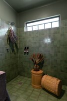 舒适客房, 1 张大床, 私人浴室, 城市景观 | 特色装修、特色家居、免费 WiFi、床单