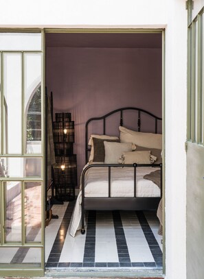 Quarto conforto, 1 cama de casal, banheiro privativo | Individualmente decorados, individualmente mobiliados, Wi-Fi de cortesia