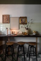 迷你冰箱、微波炉、咖啡研磨机、烤箱