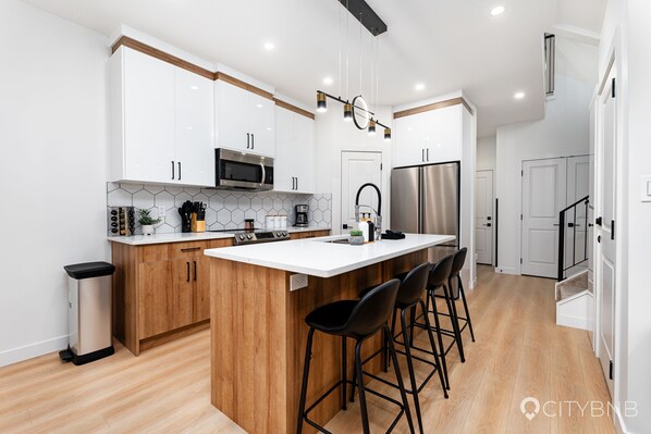 Grille-pain, blender, batterie de cuisine, vaisselle et ustensiles