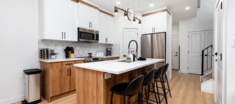 Millwoods - Sleeps 8 - Near Grey Nuns Hospital 