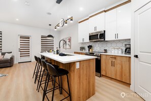 Grille-pain, blender, batterie de cuisine, vaisselle et ustensiles