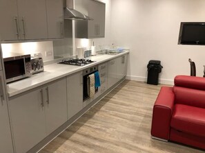 Private kitchen - Spacious 3 Bedroom street level luxury apartment (Edinburgh)
