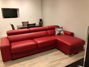 Living area - Spacious 3 Bedroom street level luxury apartment (Edinburgh)