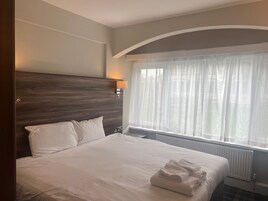 Habitación básica con 1 cama doble o 2 individuales | Wifi gratis y ropa de cama