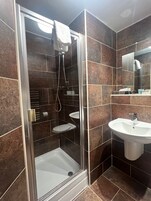 Suíte executiva | Banheiro | Chuveiro com efeito de chuva, secador de cabelo, toalhas de banho