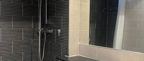 Une salle de bain moderne avec une baignoire, des toilettes et un lavabo.