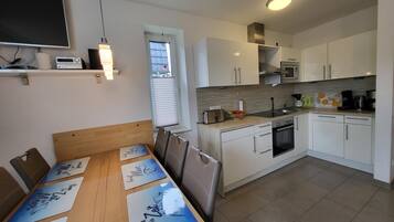 Kühlschrank, Mikrowelle, Ofen, Geschirrspüler