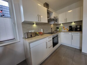 Fridge, microwave, oven, dishwasher - Ferienhaus Seewolf, Wlan, Garten mit Strandkorb, Nichtraucher (Cuxhaven)