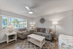 Living area - Roomy 1 BDRM block from the BEACH Large Pool w/ a Private Courtyard (Port Aransas)