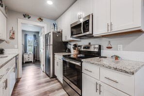 Kjøleskap, mikrobølgeovn, ovn og oppvaskmaskin