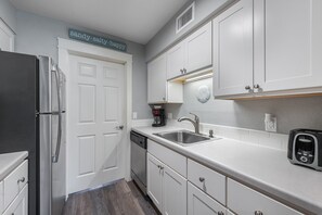 Kjøleskap, mikrobølgeovn, ovn og oppvaskmaskin