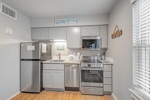 Réfrigérateur, micro-ondes, four, lave-vaisselle