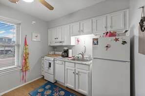 Refrigerador, microondas, horno y lavavajillas 