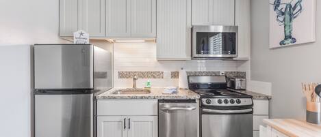 Frigorífico, microondas, horno y placa de cocina