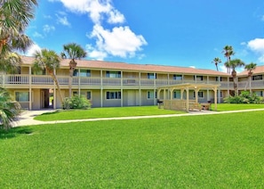 Exterior - Cozy Studio Large Pool w/ a Private Courtyard and a 5 Min Walk to the Beach (Port Aransas)