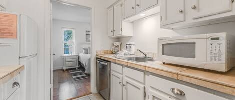 Een koelkast, een magnetron, een oven, een kookplaat