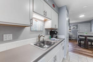 Fridge, microwave, oven, stovetop - Roomy 1 BDRM a block from the BEACH Large Pool w/ a Private Courtyard (Port Aransas)