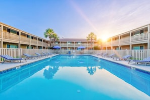 Pool - Roomy 1 BDRM a block from the BEACH Large Pool w/ a Private Courtyard (Port Aransas)