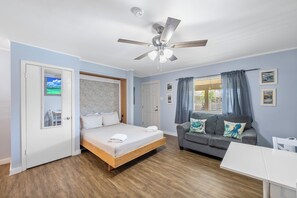 Room - Cozy Studio Large Pool w/ a Private Courtyard and a 5 Min Walk to the Beach (Port Aransas)