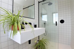 Douche, sĂšche-cheveux, serviettes fournies, papier toilette