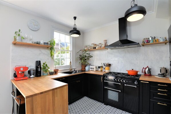 Frigorífico, horno, placa de cocina y lavavajillas