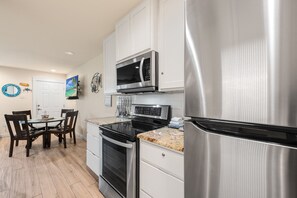 Geladeira, micro-ondas, fogão, cooktop