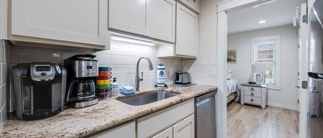 Kylskåp, mikrovågsugn, ugn och spishäll