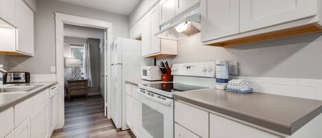 Kjøleskap, mikrobølgeovn, ovn og kokeplater